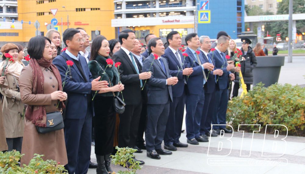 Đồng chí Nguyễn Tiến Thành, Phó Bí thư thường trực Tỉnh ủy, Chủ tịch HĐND tỉnh và thành viên đoàn công tác viếng Tượng đài Chủ tịch Hồ Chí Minh tại thành phố St. Petersburg. 